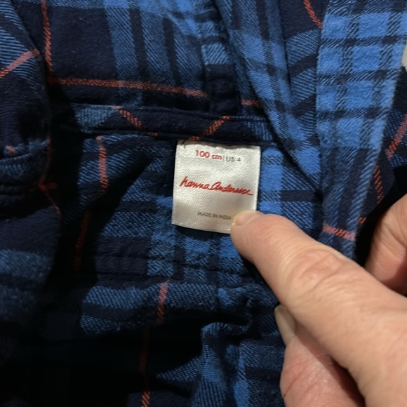 Lot 2 Hanna button up flannels 4T - Picture 2 of 3